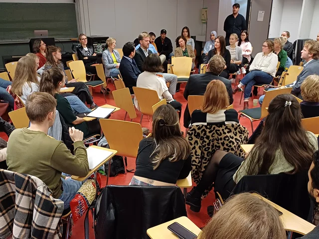 Gesprächsdynamik: Wer sich beteiligen wollte, wechselte in den innersten Kreis. Foto: PHKA