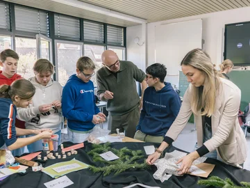 Schüler:innen bei der Entwicklung des Planspiels NaturErbe