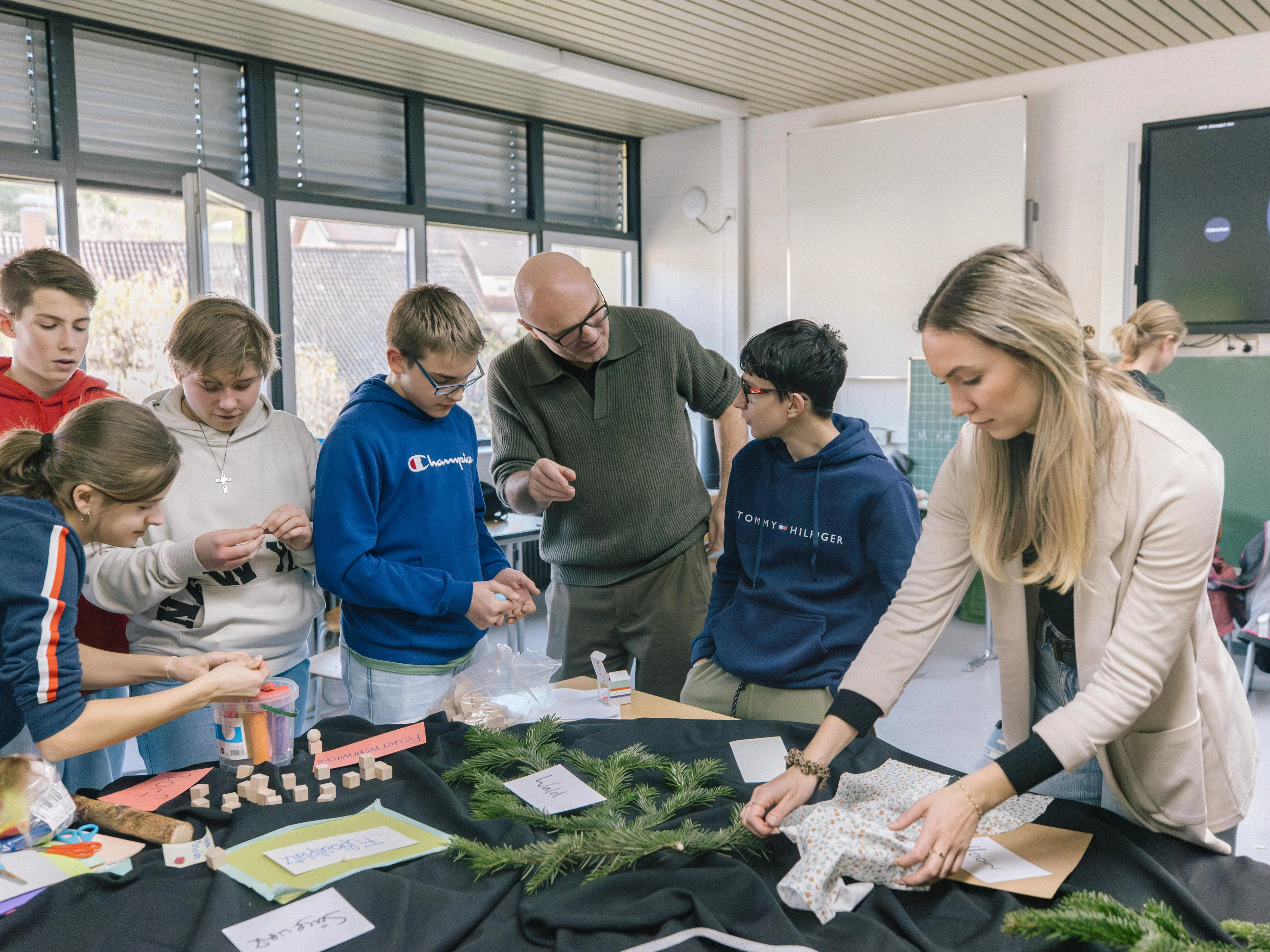 Schüler:innen bei der Entwicklung des Planspiels NaturErbe