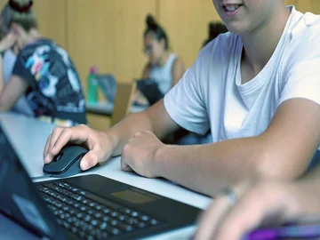 Begeisterung für technische Bildung wecken: Schüler:innen und Studierende beim CAD-Konstruieren im neuen Lehr-Lern-Labor Technik der Pädagogischen Hochschule Karlsruhe. Foto: PHKA/Thelen © Die kostenfreie Verwendung des Fotos ist ausschließlich für journalistische Zwecke in Verbindung mit der Pressemitteilung sowie unter Angabe der Quelle gestattet. 