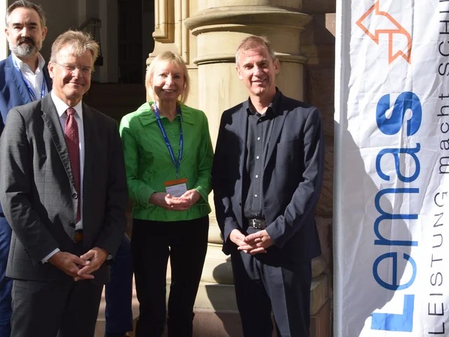 Jan A. Wohlgemuth, Ministerium für Kultus, Jugend und Sport; Prof. Dr. Thomas Riecke-Baulecke, Präsident des Zentrums für Schulqualität und Lehrerbildung; Prof. Dr. Gabriele Weigand, Koordinatorin des Forschungsverbunds LemaS-Transfer, und Daniel Hager-Mann, Ministerialdirektor im Ministerium für Kultus, Jugend und Sport Baden-Württemberg (v.l.n.r.) vor dem Johann-Gottlieb-Tulla-Hörsaal des Karlsruher Instituts  für Technologie (KIT). Bildquelle: Solveig Lechner/LemaS-Transfer