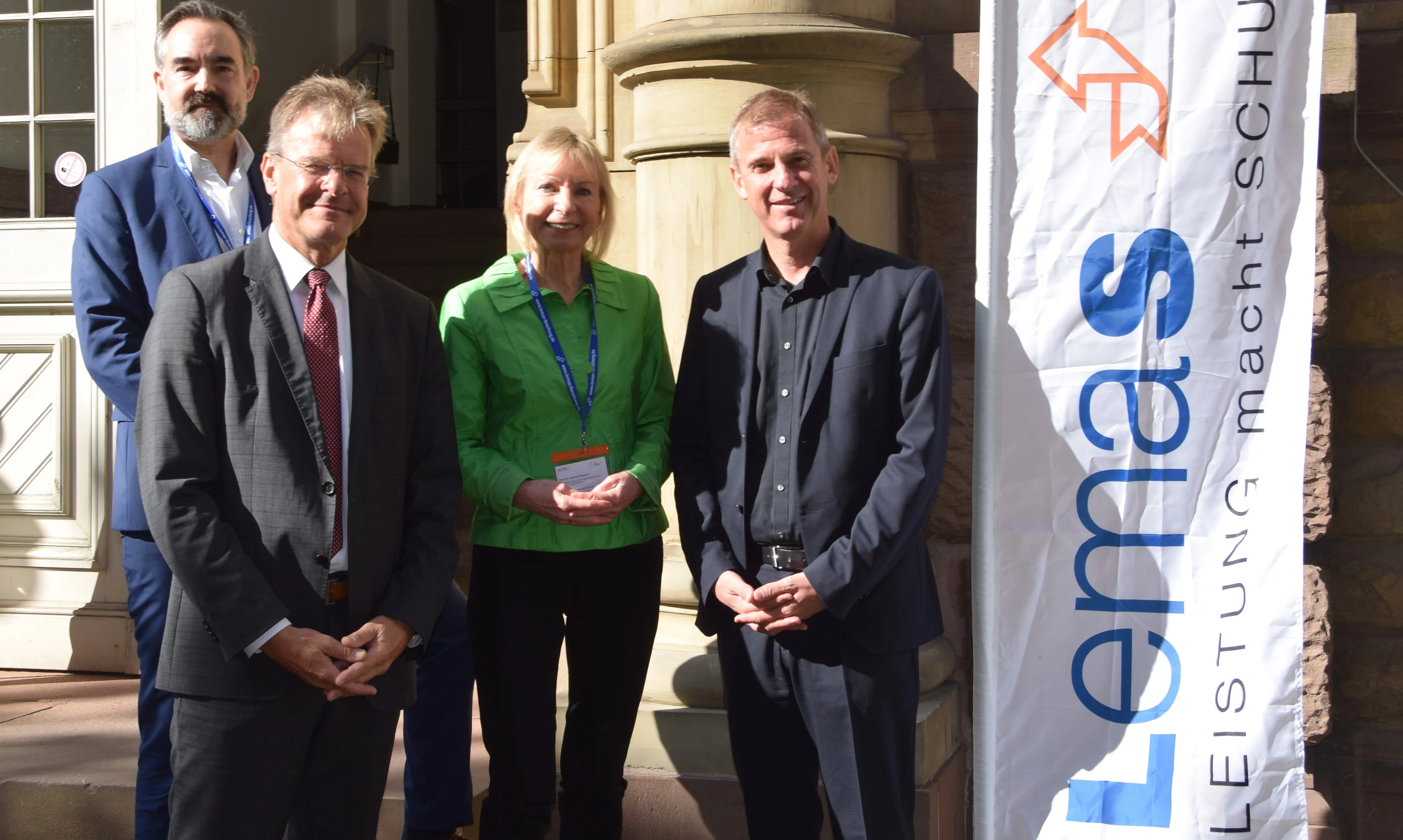 Jan A. Wohlgemuth, Ministerium für Kultus, Jugend und Sport; Prof. Dr. Thomas Riecke-Baulecke, Präsident des Zentrums für Schulqualität und Lehrerbildung; Prof. Dr. Gabriele Weigand, Koordinatorin des Forschungsverbunds LemaS-Transfer, und Daniel Hager-Mann, Ministerialdirektor im Ministerium für Kultus, Jugend und Sport Baden-Württemberg (v.l.n.r.) vor dem Johann-Gottlieb-Tulla-Hörsaal des Karlsruher Instituts  für Technologie (KIT). Bildquelle: Solveig Lechner/LemaS-Transfer