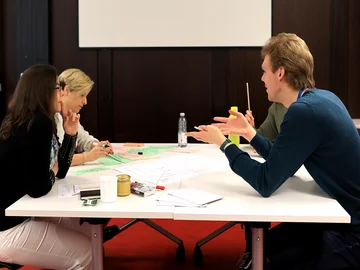 Gemeinsame Arbeit und Austausch zum Transfervorhaben von „Leistung macht Schule“. Foto: LemaS