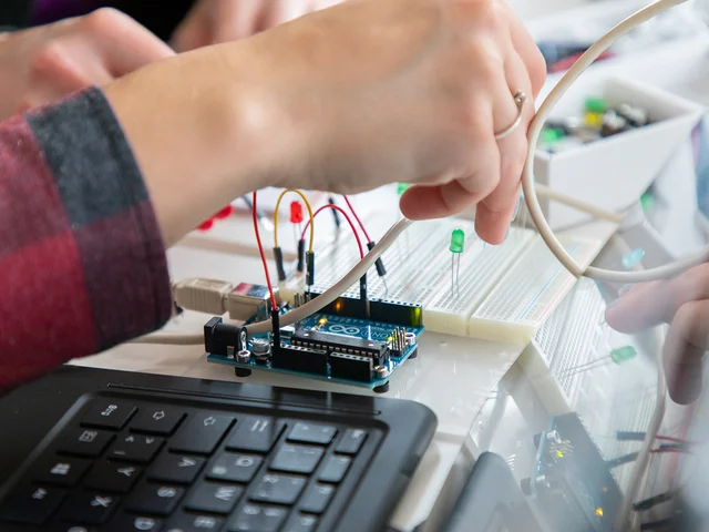 Traumjob Informatiklehrerin: Beim Studieninfotag an der Pädagogischen Hochschule Karlsruhe Minicomputer ausprobieren und Programme schreiben.  Foto: Tilman Binz / Pädagogische  Hochschule Karlsruhe