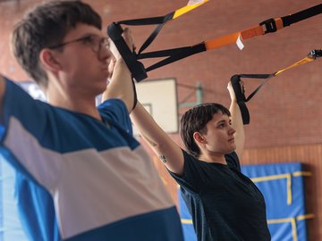 Krafttraining in der Sporthalle