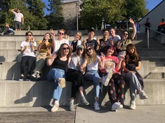 Internationale Studierende unterwegs auf dem Turmberg in Karlsruhe, alle lachen in die Kamera