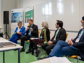 Prof. Dr. Alexander Weihs (2.v.l., Institut für Katholische Theologie) und Jun.Prof. Dr. Ulvi Karagedik (2.v.r, Institut für Islamische Theologie) bei der Podiumsdiskussion der Tagung. Es gibt 3 weitere Teilnehmer, zwei davon Frauen.