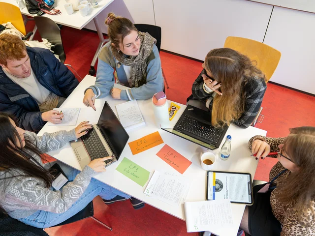 In einem Workshop der Winter School „Democracy – Language – Participation“ der Pädagogischen Hochschule Karlsruhe. Foto: Hahl/PHKA © Die kostenfreie Verwendung des Fotos ist ausschließlich für journalistische Zwecke in Verbindung mit der Pressemitteilung sowie unter Angabe der Quelle gestattet. 