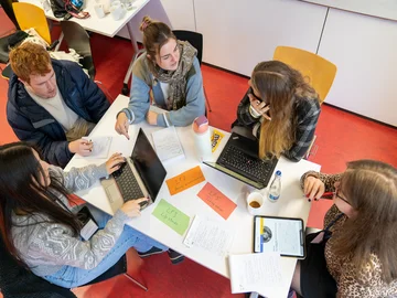 In einem Workshop der Winter School „Democracy – Language – Participation“ der Pädagogischen Hochschule Karlsruhe. Foto: Hahl/PHKA © Die kostenfreie Verwendung des Fotos ist ausschließlich für journalistische Zwecke in Verbindung mit der Pressemitteilung sowie unter Angabe der Quelle gestattet. 