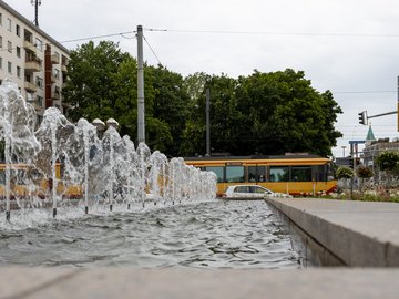 Springbrunnenfontänen in der Innenstadt von Karlsruhe