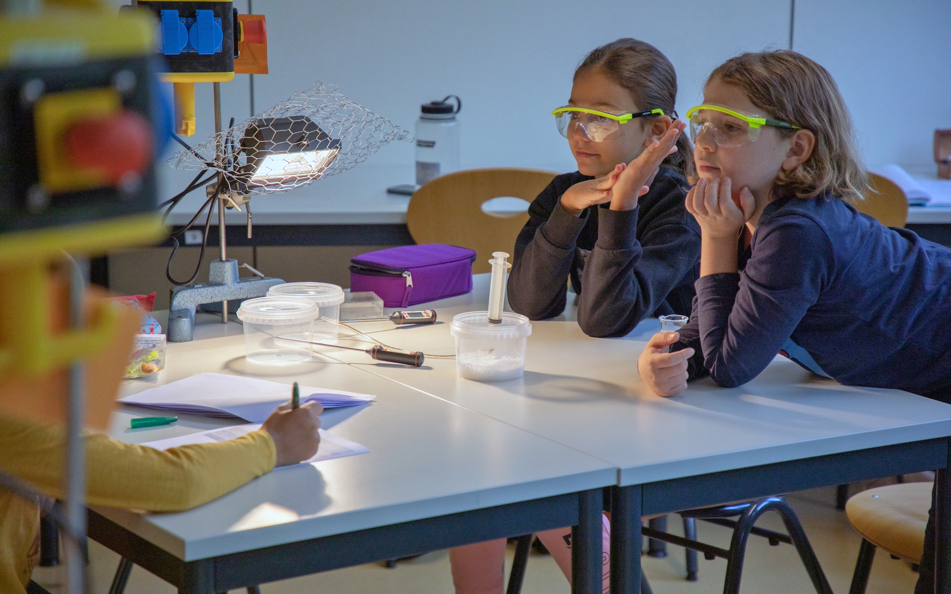 Forschen, entdecken, experimentieren: Schüler:innen im Lehr-Lern-Labor Physik der Pädagogischen Hochschule Karlsruhe. Foto: PHKA/Lea Schmitt