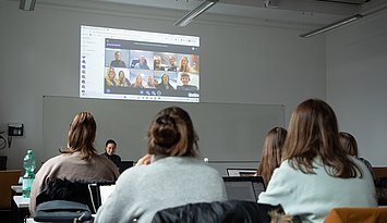 Übersetzen virtuell: Studierende von PHKA und Durham University im gemeinsamen Telekollaborationsseminar. Foto: Lea Schmitt/PHKA