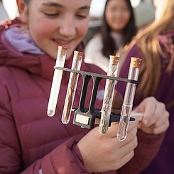 Schülerin mit Experimenten der Sonde.