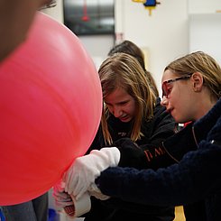 Schülerin beim vorbereiten des Testballons