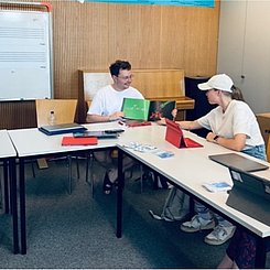 Seminargruppe bei der Gruppenarbeit