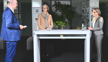 Moderator Jan-Martin Wiarda im Interview mit Bundesbildungsministerin Karliczek und KMK-Präsidentin Hubig (l.). Screenshot: BMBF, P. Fink.