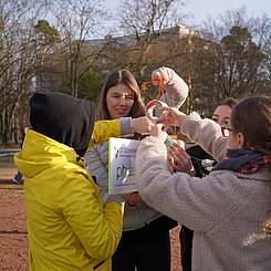 Studentinnen, während sie die Sonde verkleben.