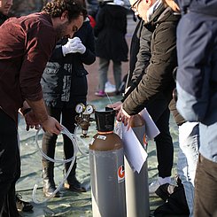 Stratosphärenballon - Physik am Rand zum Weltall: Vorbereitung Heliumflaschen. Foto: Joel Frank