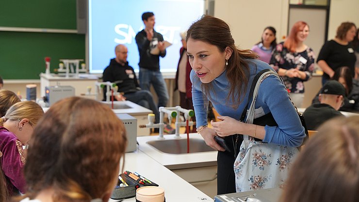 Kick off PhyLa - Live Besuch Projekttag Léonie Trick der Vector Stiftung befragt Kinder eines Projekttags des Lehr-Lern-Labors Physik