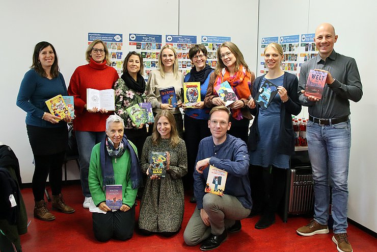 Leseförderprojekt boys & books: Mitglieder der Fachjury präsentieren die neuen Top-Titel Winter 2022/23. Foto: Jana Koch/PHKA