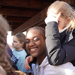 Glücköiche Schülerinnen nach Bergung der Sonde.