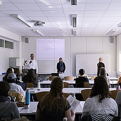 Sommersemester 2022: Im Projektseminar Social Entrepreneurship mit (v.l.) Sozialdezernent Dr. Martin Lenz und Sozialplanerin Regina Heibrock (beide Stadt Karlsruhe) sowie Prof. Dr. Dr. h. c. Claudia Wiepcke (PHKA). Foto: Institut für Ökonomie und ihre Didaktik