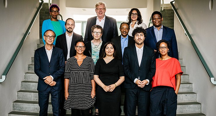 Staatsministerin Reem Alabali-Radovan bei der Veranstaltung "Expertenrat Antirassismus" Expert:innenrat Antirassismus mit Staatsministerin Reem Alabali-Radovan (1. Reihe Mitte) und PHKA-Professorin Mechtild Gomolla (2. Reihe, 2.v.l.) im Bundeskanzleramt. Foto: Integrationsbeauftragte / Coddou