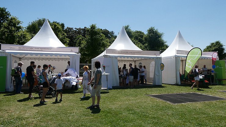 PHKA Pagodenzelte bei EFFEKTE 2023 Drei Pagodenzelte der PHKA bei EFFEKTE 2023, im Hintergrund Bäume , vorne Wiese, in und vor den Zelten sind Menschen unterwegs