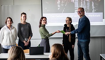 Im PHKA-Seminar: Studierende präsentieren ihre Escape Spiele. Rechts Prof. Wiepcke mit Oliver Sänger vom Landesmuseum. Foto: Joel Frank/PHKA