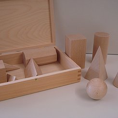 Bild mit Körpern aus Holz (Zylinder, Kugel, Kegel, Walze, Pyramide, Quader, Würfel, Prisma).