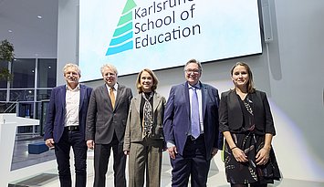Karlsruhe School of Education Eröffnung der Karlsruhe School of Education: (v.l.n.r.) Prof. Alexander Woll, wissenschaftlicher Leiter der KSE am KIT; Prof. Jan S. Hesthaven, Präsident des KIT; Petra Olschowski, Ministerin für Wissenschaft, Forschung und Kunst Baden-Württemberg; Prof. Klaus-Peter Rippe, Rektor der PHKA; Prof. Nadine Anskeit, wissenschaftliche Leiterin der KSE an der PHKA. Foto: Sascha Schäfer/KIT