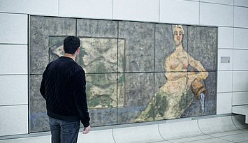 "Regen des Überflusses (Das Wasser)" von Markus Lüpertz, U-Bahn-Haltestelle Europaplatz - Richtung Marktplatz. Foto: Joel Frank/Pädagogische Hochschule Karlsruhe