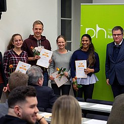Vier von neun Baden-Württemberg-Stipendiaten mit Julia Friedl (l.) vom International Office und Prorektor Prof. Dr. Christian Gleser. Foto: Tilman Binz/Pädagogische Hochschule Karlsruhe