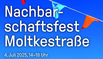 Nachbarschaftsfest Moltkestraße Plakat Vor einem himmelblauen Hintergrund wehen bute Wimpel, dazwischen Informationen zum Nachbarschaftsfest Moltkestraße