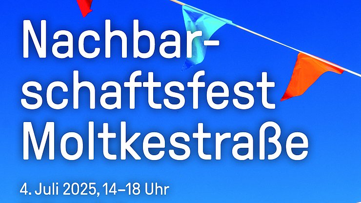 Nachbarschaftsfest Moltkestraße Plakat Vor einem himmelblauen Hintergrund wehen bute Wimpel, dazwischen Informationen zum Nachbarschaftsfest Moltkestraße