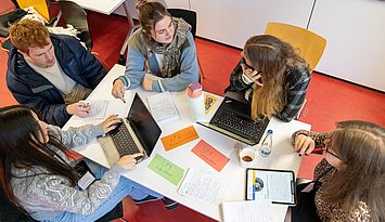 In einem Workshop der Winter School „Democracy – Language – Participation“ der Pädagogischen Hochschule Karlsruhe. Foto: Hahl/PHKA