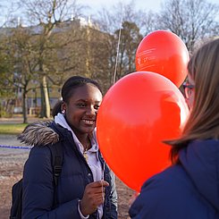 Eine Schülerin mit den Ballons die auf unsere Aktion aufmerksam machen sollen.