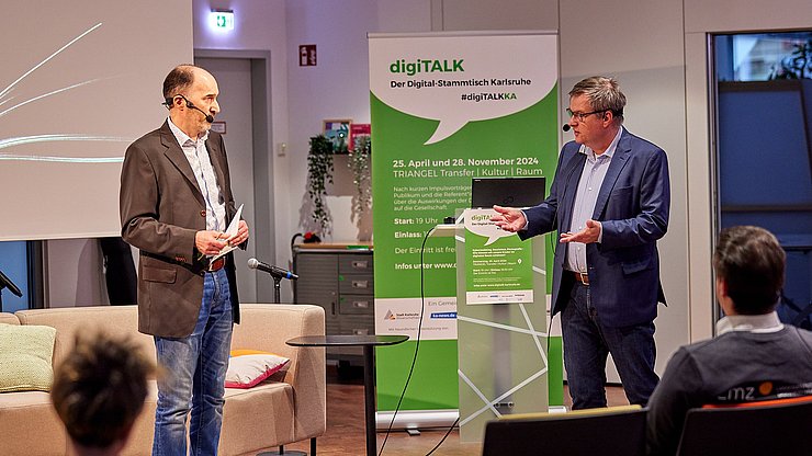 digiTALK_25._April_2024_Hammer_Photographie__29 Im vom Hammer Photographie zur Verfügung gestellten Bild seiht man den Moderator Uwe Gradwohl (links) und Prof. Dr. Christian Gleser vor einem RollUp im Gespräch.