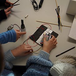 Schülerinnen überlegen die sinnvolle Platzierung der Messgeräte