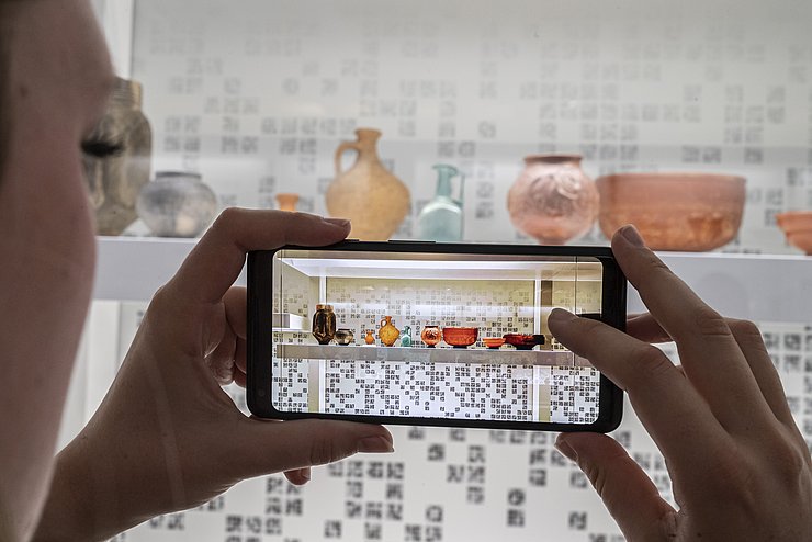 ARTIS-Uli Deck// 19.05.2019 Badisches Landesmuseum im Schloss Karlsruhe, Ausstellung- Archaeologie in Baden - Expothek¹ Kultur wird digitaler: Im Badischen Landesmuseum lässt sich die Sammlung „Archäologie in Baden" mit dem ExpoPhone erkunden. © Badisches Landesmuseum, Foto: ARTIS – Uli Deck