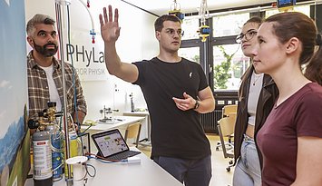 Wie nimmt Kohlendioxid Wärmestrahlung auf? Versuchsaufbau im PHKA-Lehr-Lern-Labor Physik. Foto: Fabry/PHKA