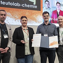 LeLa-Preis 2026: Vanessa Seremet (2.v.l.) und Kay Burger (3.v.l.) vom Lehr-Lern-Labor Physik der PHKA nahmen in Osnabrück den 1. Preis entgegen. Foto: Hermann Pentermann