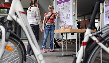 Wo sollen neue Fahrradabstellanlagen gebaut werden? Studierende und Mitarbeitende konnten beim Rad-Aktionstag ihre Wünsche einbringen. Foto: Regina Thelen/PHKA