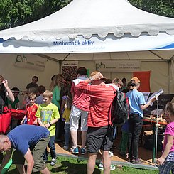 Mathe aktiv im Experimentepark bei EFFEKTE 2015 Viele Menschen vor dem Pagodenzelt der PHKA Aktion "Mathe aktiv", im Innern sind Teile des Angebots zu sehen.