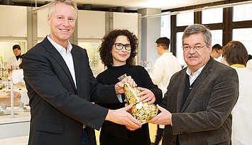 Die Fördersumme übergab Ralf Müller, Geschäftsführer Chemie.BW (rechts), an Dr. Uta Beck, die für das Lehr-Lern-Labor "makeScience!"verantwortlich ist, und an Prof. Dr. Matthias Ducci, den Leiter des Instituts für Chemie an der Pädagogischen Hochschule Karlsruhe. Foto: Chemie.BW