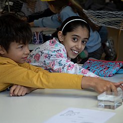 2 Schüler:innen bei einem Experiment